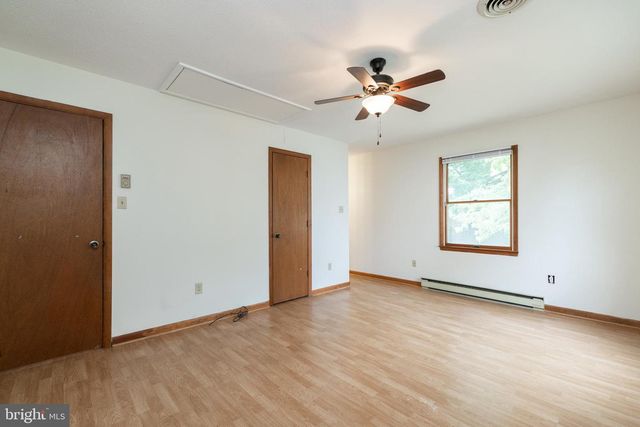 305 HACKBERRY DR, Stephens City, VA 22655