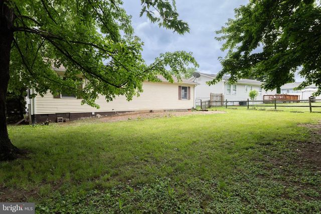 305 HACKBERRY DR, Stephens City, VA 22655