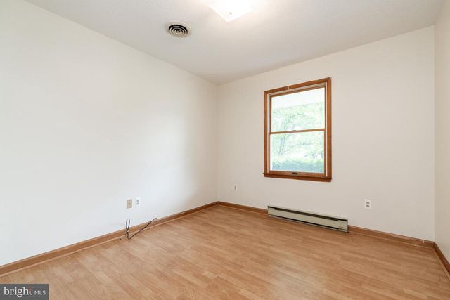 305 HACKBERRY DR, Stephens City, VA 22655