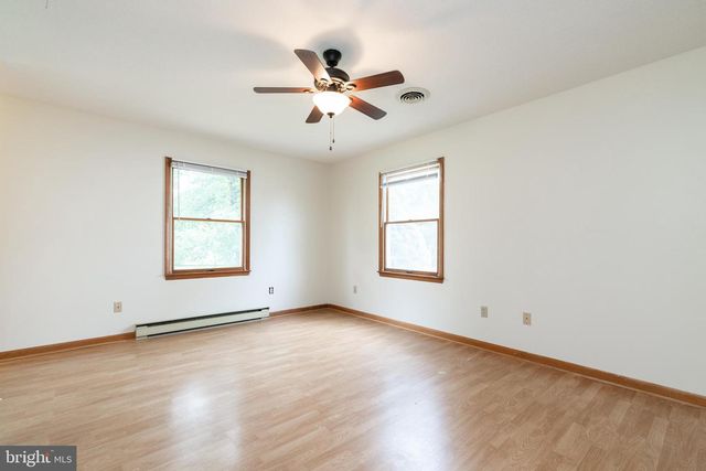 305 HACKBERRY DR, Stephens City, VA 22655