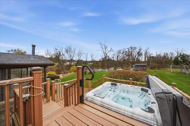 25 S Cherrywood Lane, Valparaiso, IN 46385