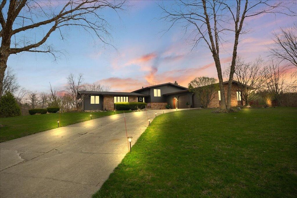 25 S Cherrywood Lane, Valparaiso, IN 46385