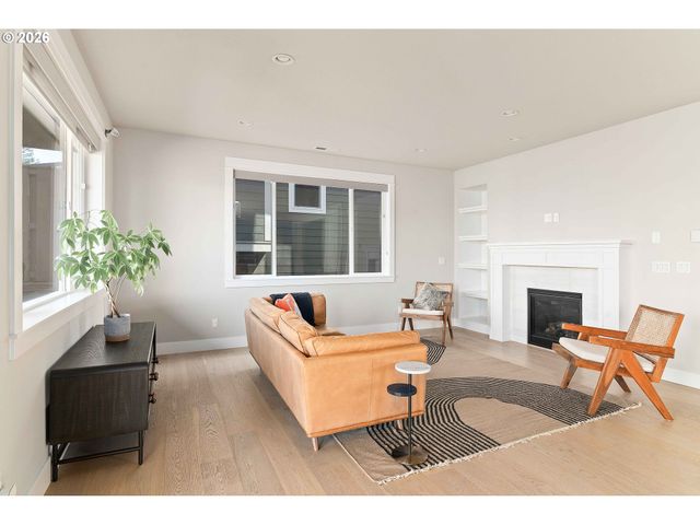 12165 Nw HILLER Ln, Portland, OR 97229