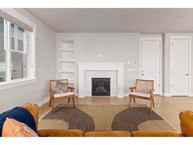 12165 Nw HILLER Ln, Portland, OR 97229