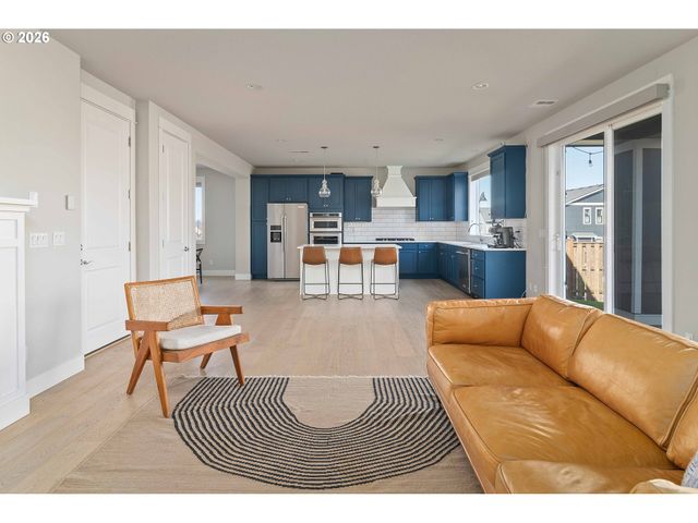 12165 Nw HILLER Ln, Portland, OR 97229