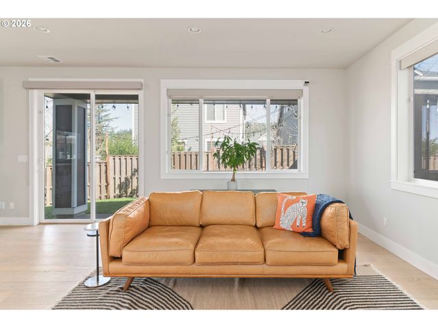 12165 Nw HILLER Ln, Portland, OR 97229