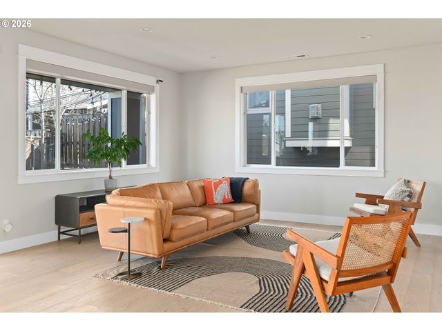 12165 Nw HILLER Ln, Portland, OR 97229