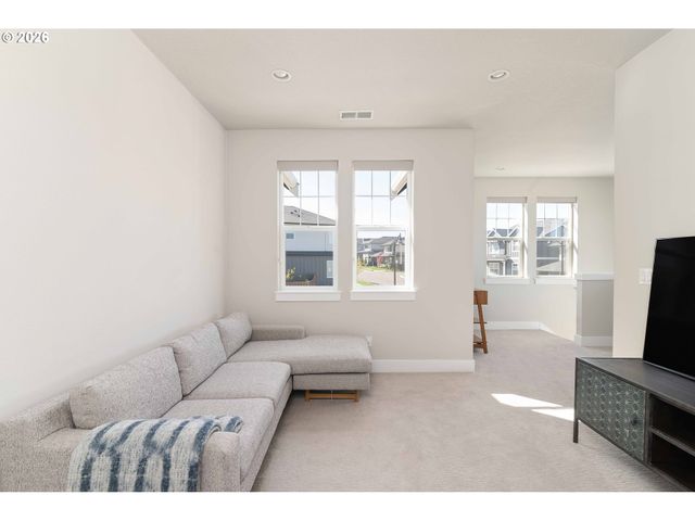 12165 Nw HILLER Ln, Portland, OR 97229