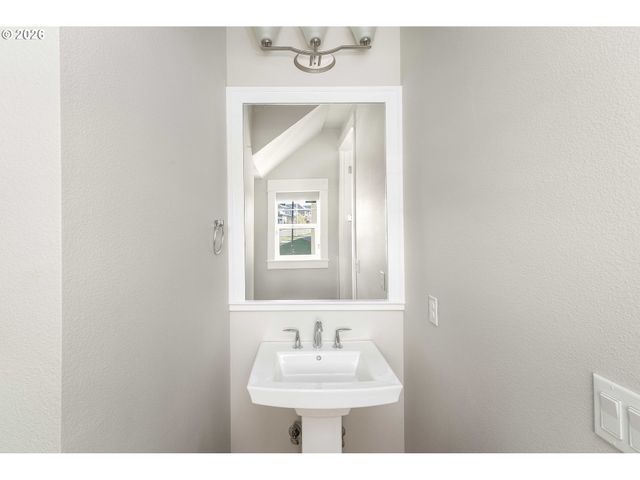 12165 Nw HILLER Ln, Portland, OR 97229