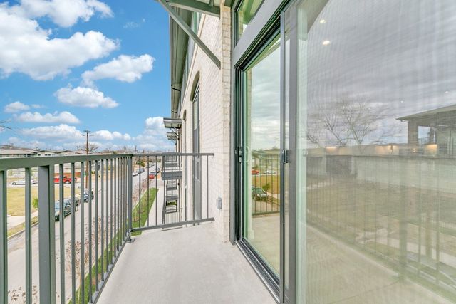 512 N Ewing Avenue 302, Dallas, TX 75203