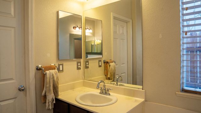 13403 Rivercrest Dr, Waterford, CA 95386