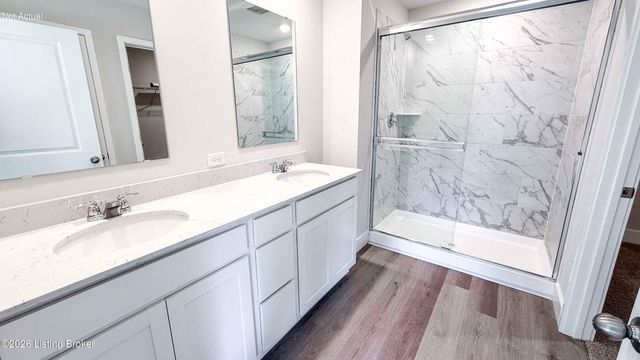 8104 Cedar Pointe Dr, Louisville, KY 40229