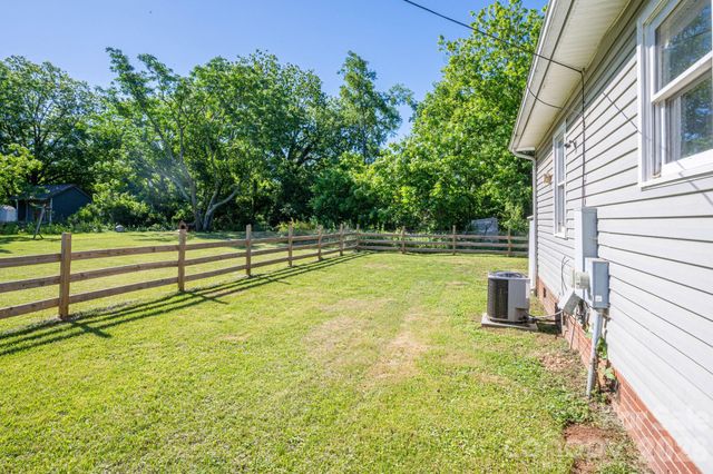 807 Willow Lane, Bessemer City, NC 28016