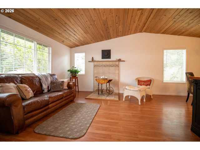 4726 SEA BREEZE Ln, Florence, OR 97439