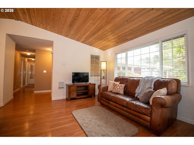 4726 SEA BREEZE Ln, Florence, OR 97439