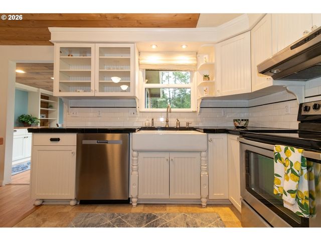 4726 SEA BREEZE Ln, Florence, OR 97439