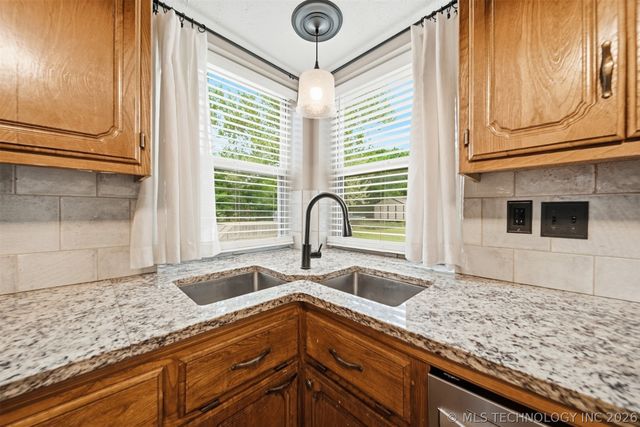 5915 E 164th Street S, Bixby, OK 74008