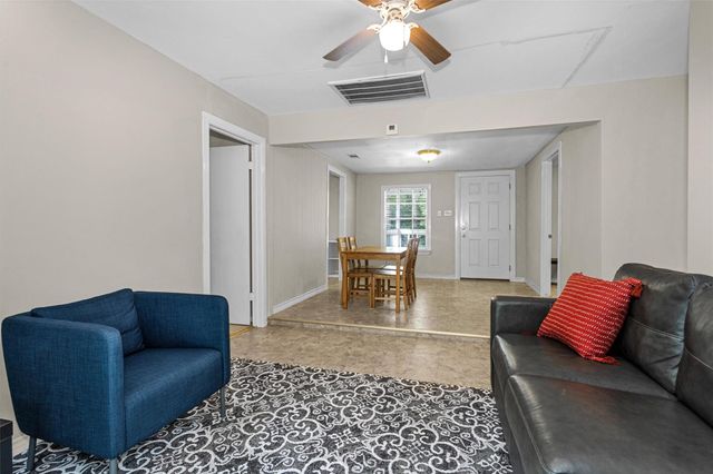 99 Main Street, Huntsville, TX 77340