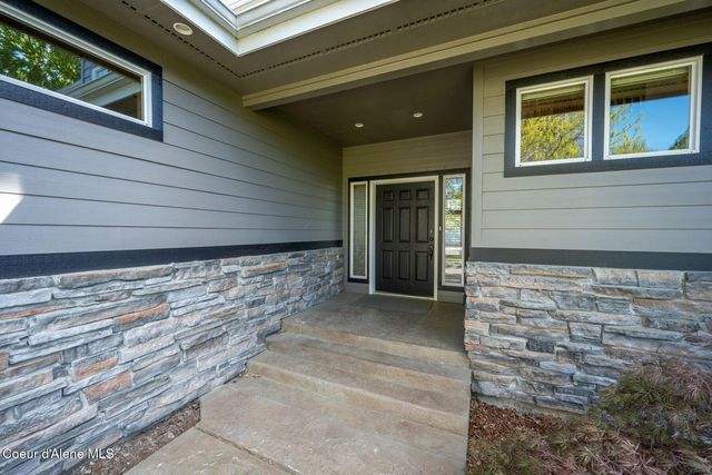8128 N Stonehaven Dr, Hayden, ID 83835