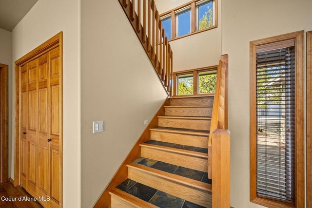 8128 N Stonehaven Dr, Hayden, ID 83835