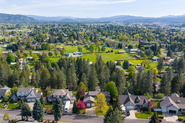 8128 N Stonehaven Dr, Hayden, ID 83835