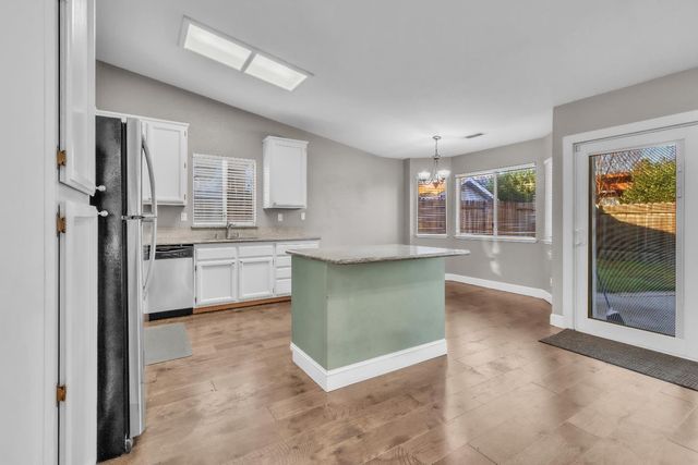 1005 Betsy Ross Dr, Roseville, CA 95747