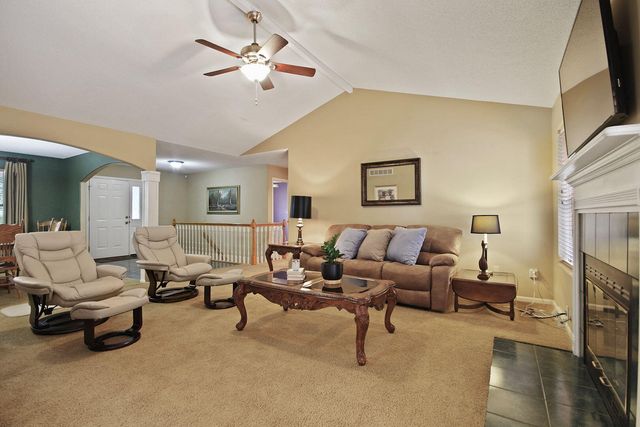 3709 WOODS EDGE RD, Columbia, MO 65203