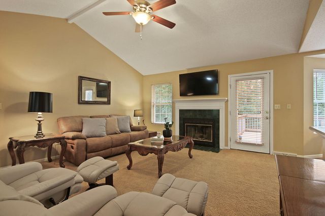 3709 WOODS EDGE RD, Columbia, MO 65203