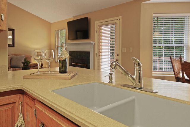 3709 WOODS EDGE RD, Columbia, MO 65203