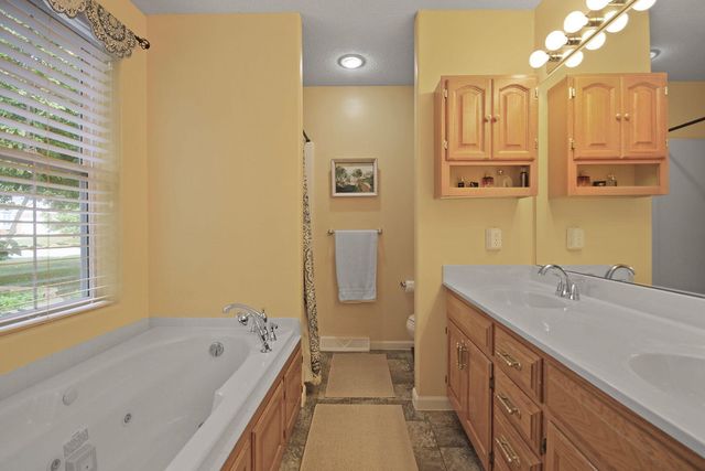 3709 WOODS EDGE RD, Columbia, MO 65203