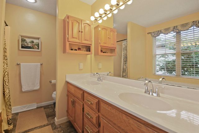 3709 WOODS EDGE RD, Columbia, MO 65203