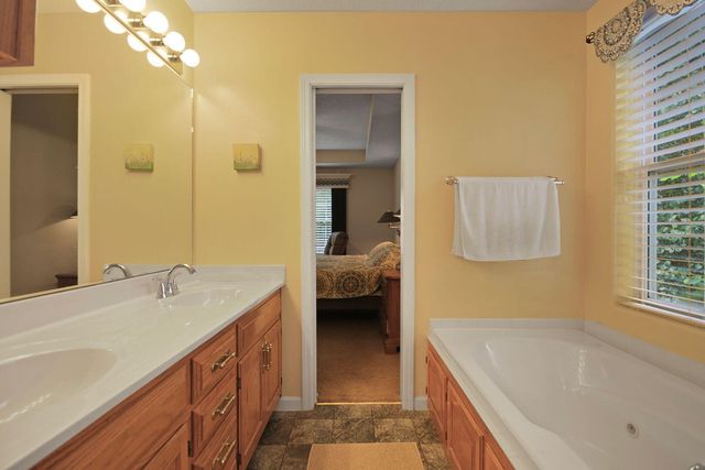 3709 WOODS EDGE RD, Columbia, MO 65203