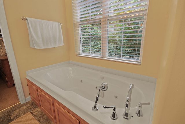 3709 WOODS EDGE RD, Columbia, MO 65203