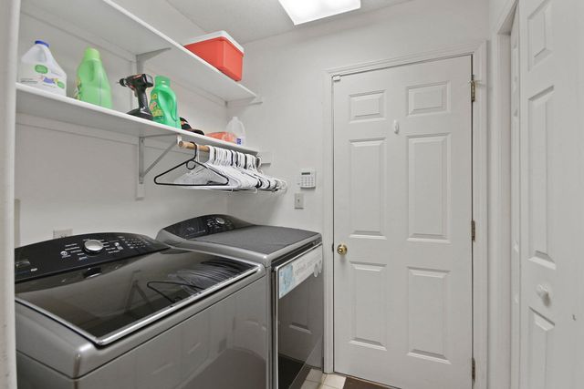 3709 WOODS EDGE RD, Columbia, MO 65203