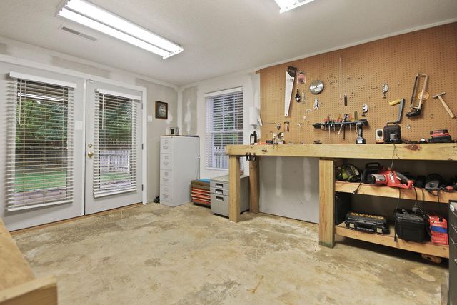 3709 WOODS EDGE RD, Columbia, MO 65203