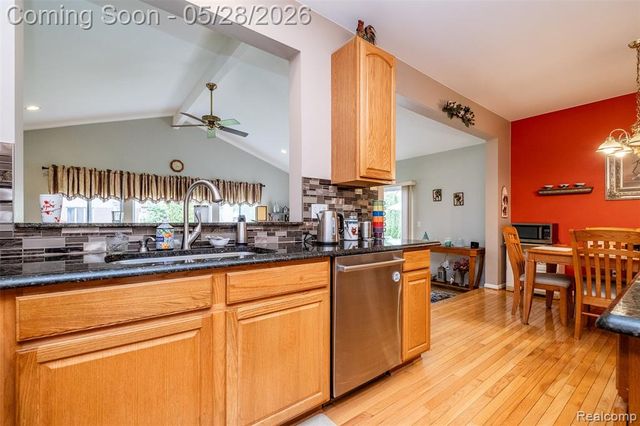2865 Ashbury Drive, Troy, MI 48083