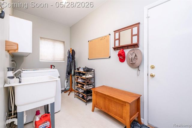 2865 Ashbury Drive, Troy, MI 48083