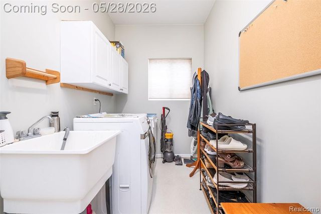 2865 Ashbury Drive, Troy, MI 48083