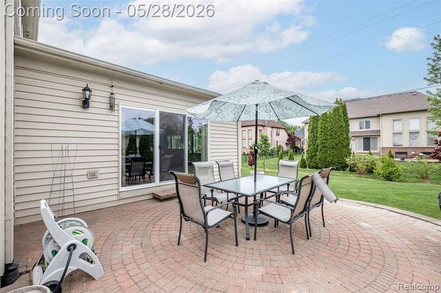 2865 Ashbury Drive, Troy, MI 48083