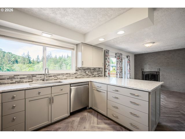 2441 W LYNNWOOD Dr, Longview, WA 98632