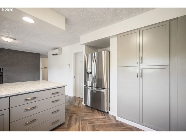 2441 W LYNNWOOD Dr, Longview, WA 98632