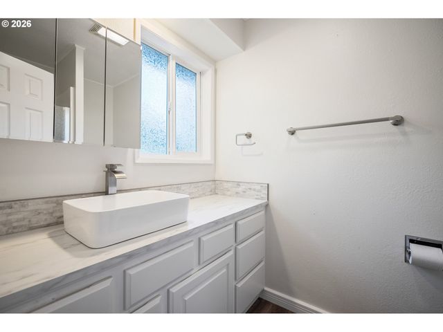 2441 W LYNNWOOD Dr, Longview, WA 98632