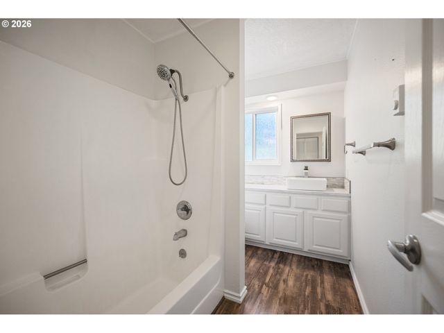 2441 W LYNNWOOD Dr, Longview, WA 98632
