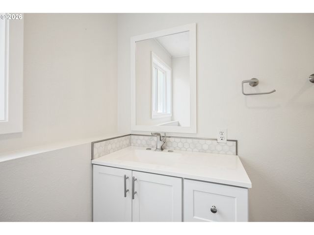 2441 W LYNNWOOD Dr, Longview, WA 98632