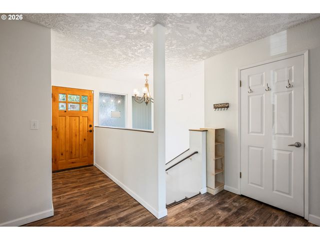 2441 W LYNNWOOD Dr, Longview, WA 98632