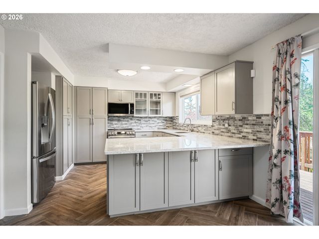 2441 W LYNNWOOD Dr, Longview, WA 98632