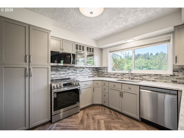 2441 W LYNNWOOD Dr, Longview, WA 98632
