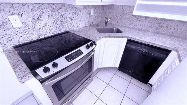 1975 NE 135th St 3F, North Miami, FL 33181