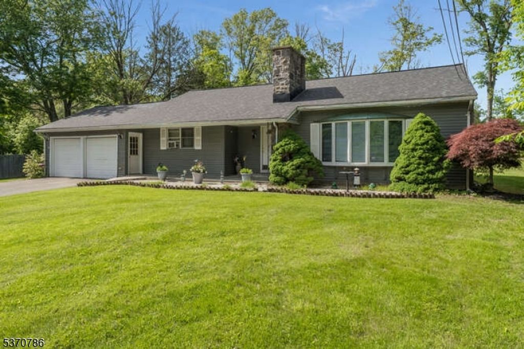 16 Circle Dr, Raritan Twp., NJ 08822