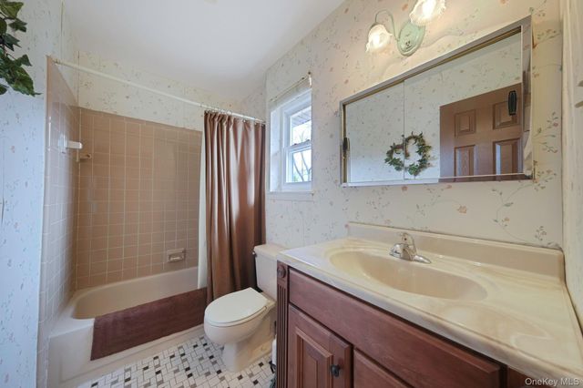 19 Woodoak Lane, Huntington, NY 11743
